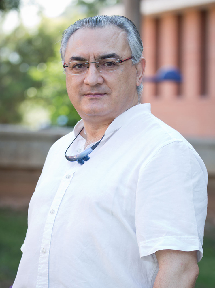 <a href="http://www.uji.es/departaments/com/base/estructura/personal/?p_departamento=101&p_profesor=59628" target="_blank">GRANDÍO BOTELLA, ANTONIO</a>